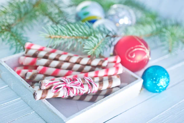 Kerstmis snoepjes in houten kist — Stockfoto