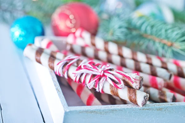 Bonbons de Noël dans une boîte en bois — Photo