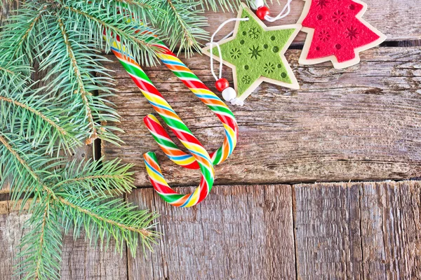 Zweig des Weihnachtsbaums und Süßigkeiten — Stockfoto