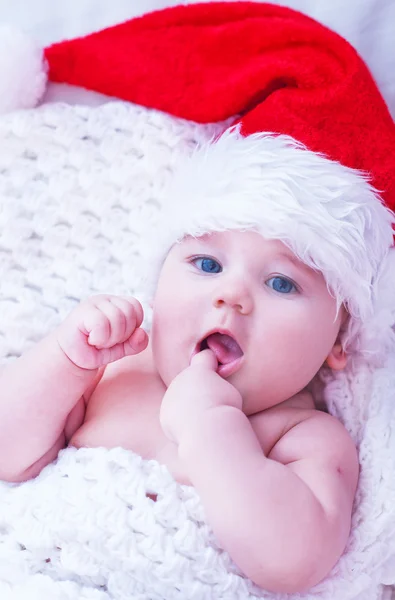 Petit bébé dans le chapeau de Père Noël — Photo