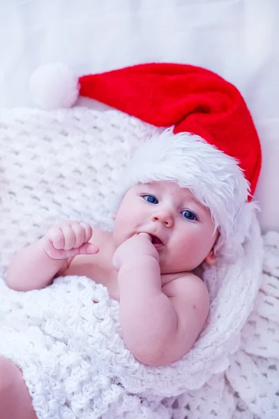 Petit bébé dans le chapeau de Père Noël — Photo