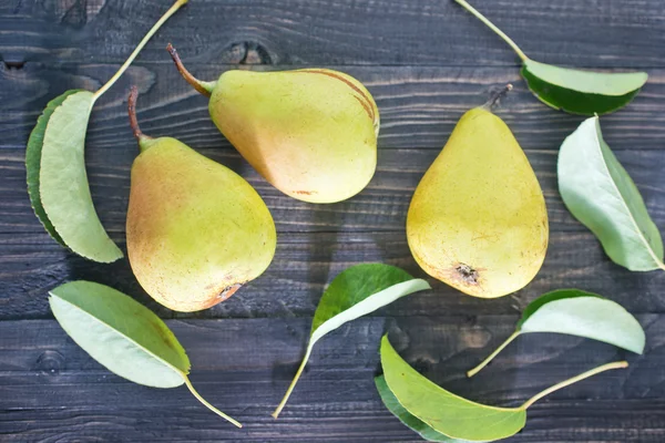 Fresh pears and leaves — Stock Photo, Image
