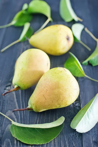 Färska päron och blad — Stockfoto