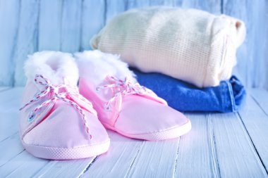 bir tablo üzerinde bebek giysileri