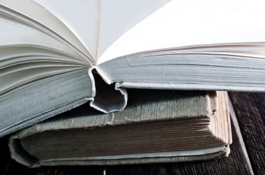 Bir yığın eski kitap