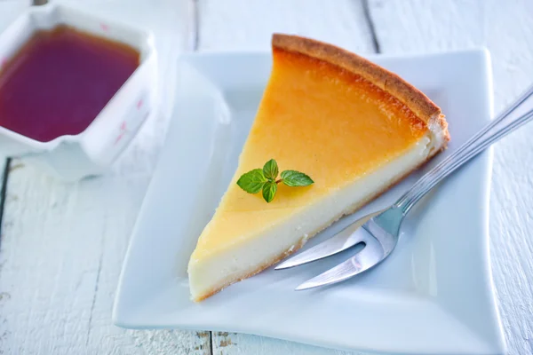 Sweet cheesecake on plate and tea — Stock Photo, Image
