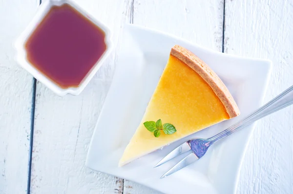 Sweet cheesecake on plate and tea — Stock Photo, Image