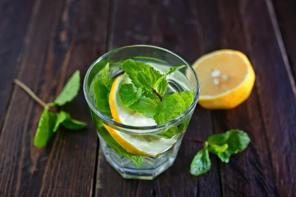 Lemon drink with sugar and mint — Stock Photo, Image