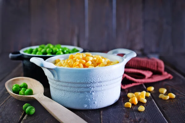 Zoete maïs en groene erwten — Stockfoto