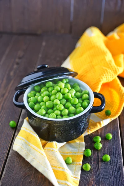 Groene erwten in schaal — Stockfoto