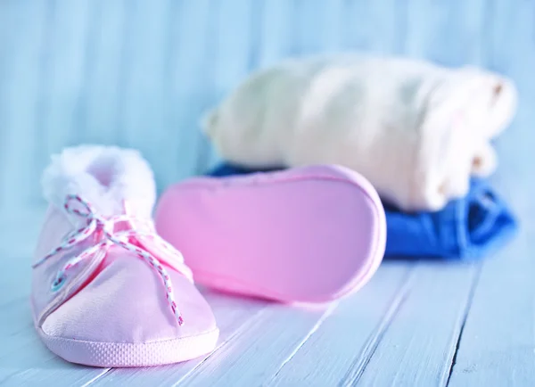 Vêtements de bébé sur une table — Photo