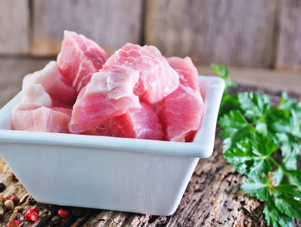 Carne cruda en proa — Foto de Stock