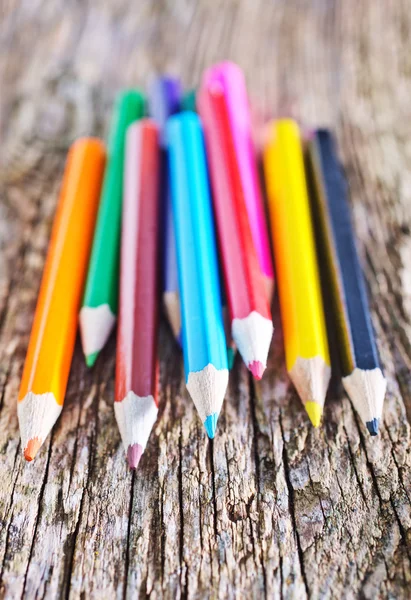 Kleur potloden op het hout — Stockfoto