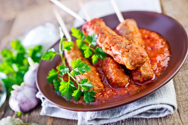 Ljulja-Kebab mit Tomatensauce — Stockfoto