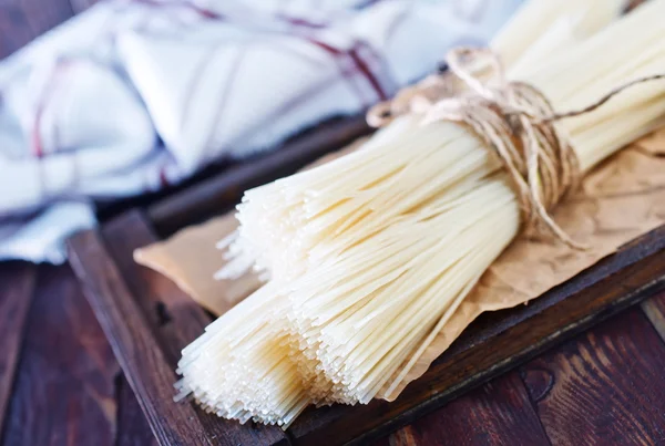 Raw rice noodles — Stock Photo, Image