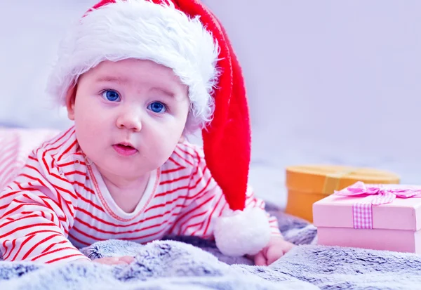 Kleines Baby mit Weihnachtsmütze — Stockfoto