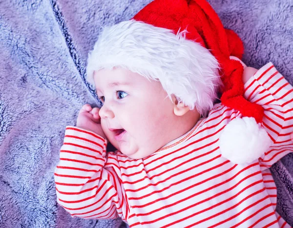 Kleines Baby mit Weihnachtsmütze — Stockfoto