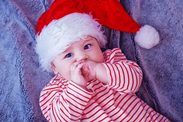 Kleines Baby mit Weihnachtsmütze — Stockfoto