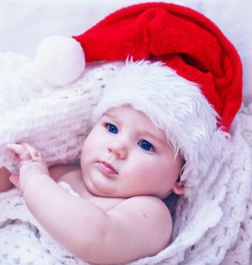 Noel Baba şapkalı küçük bebek