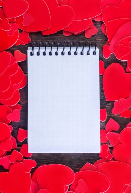 Kırmızı ahşap masaya duyar