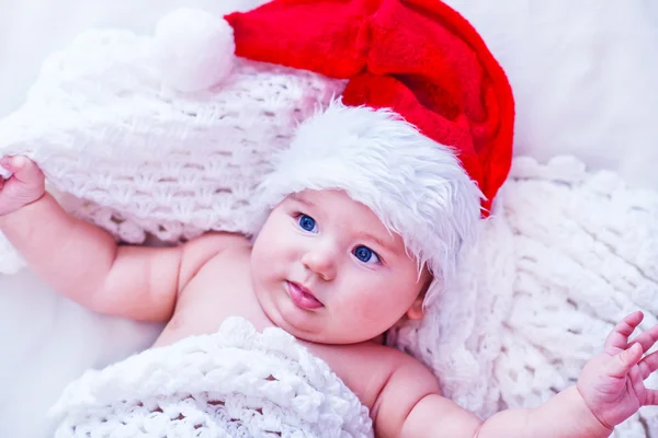 Kleines Baby mit Weihnachtsmütze — Stockfoto