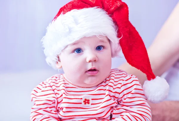 Petit bébé dans le chapeau de Père Noël — Photo