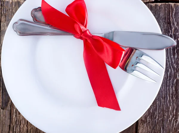 Tenedor y cuchillo en una mesa — Foto de Stock