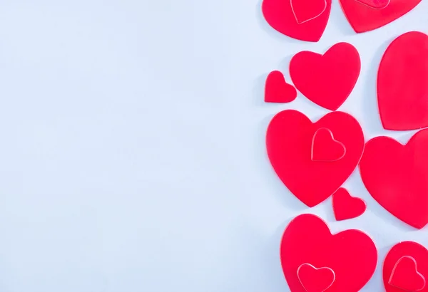 Röda hjärtan från papper — Stockfoto