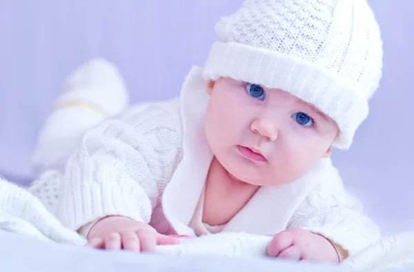 Bébé en tricot blanc costume et chapeau — Photo