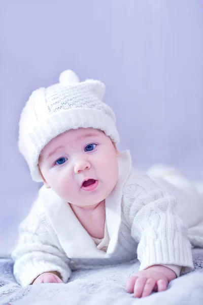 Baby in witte gebreide kostuum en hoed — Stockfoto