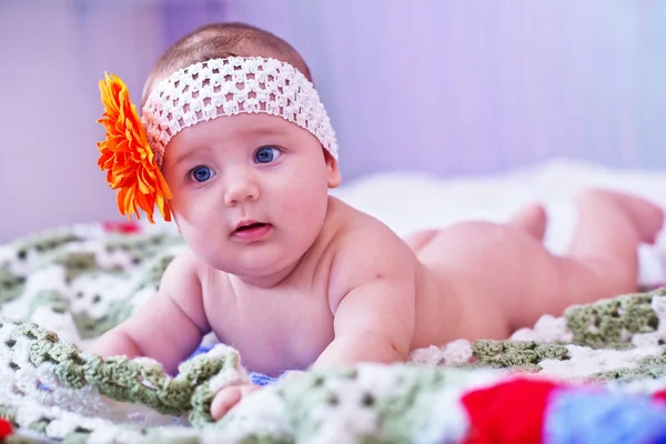 Pequeno bebê na cama — Fotografia de Stock