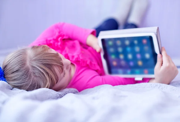 Bambino pre-adolescente che gioca su tablet pc — Foto Stock