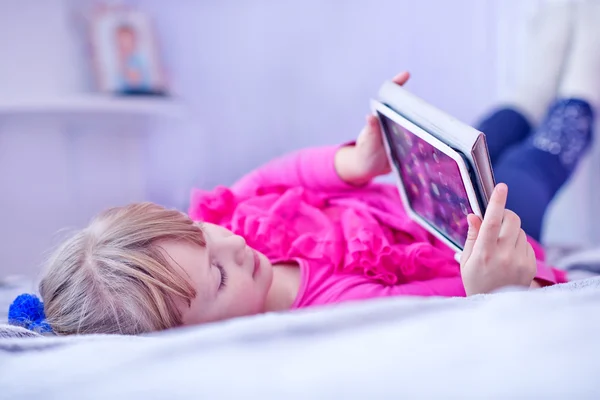 Pre-tonåring barn leker på TabletPC — Stockfoto