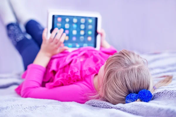 Bambino pre-adolescente che gioca su tablet pc — Foto Stock