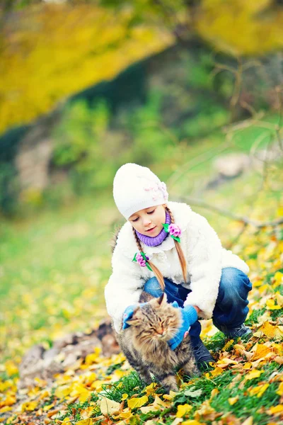 Mignonne petite fille avec chat — Photo