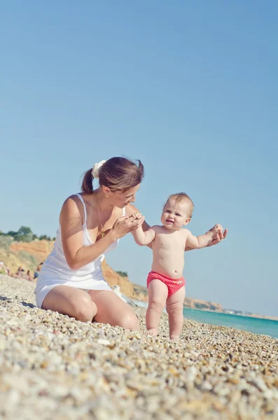 Mulher com bebê na praia — Fotografia de Stock