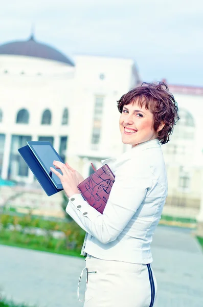 Giovane donna d'affari con tablet PC — Foto Stock