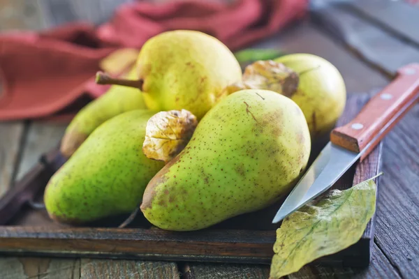 Fresh pears on wooden tray — Stock Photo, Image