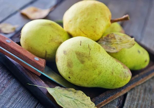 Fresh pears on wooden tray — Stock Photo, Image