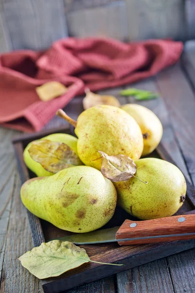 Fresh pears on wooden tray — Stock Photo, Image