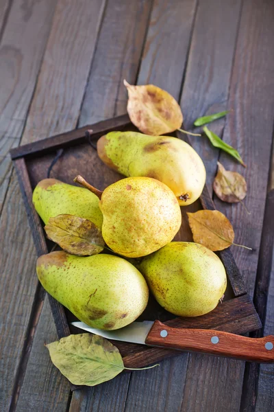 Peras frescas en bandeja de madera — Foto de Stock