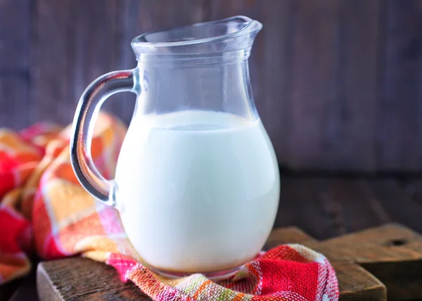 Verse melk in kruik — Stockfoto