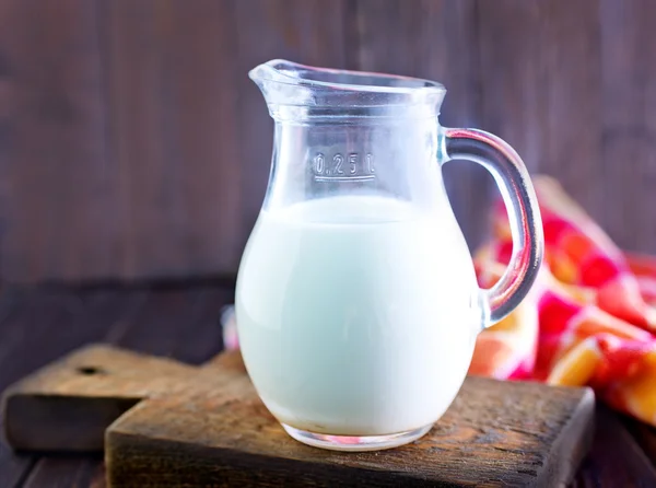Färsk mjölk i jug — Stockfoto