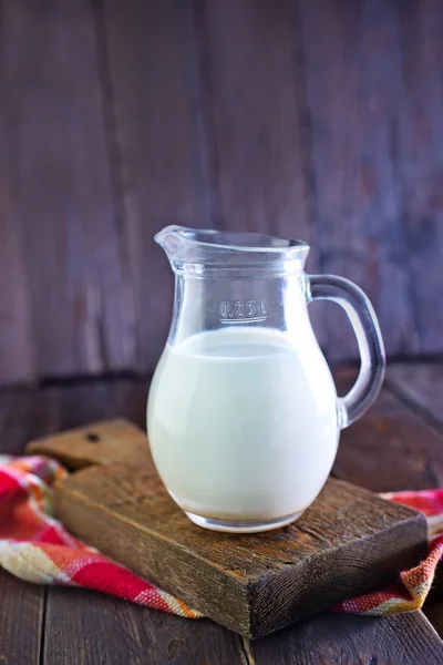 Frische Milch im Krug — Stockfoto