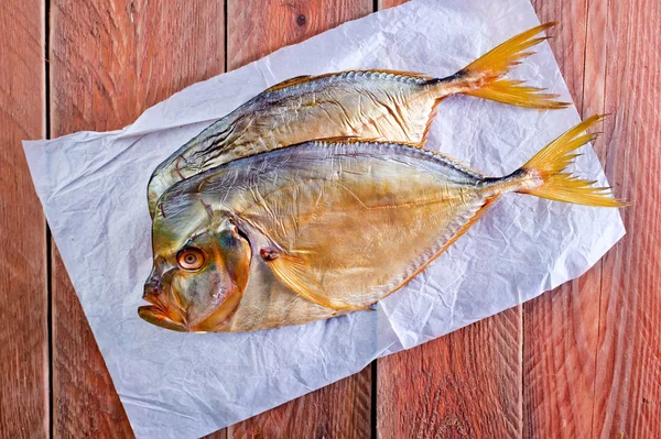 Røkt fisk på trebordet – stockfoto