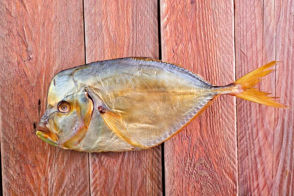 Ahşap masa üzerinde balık füme — Stok fotoğraf