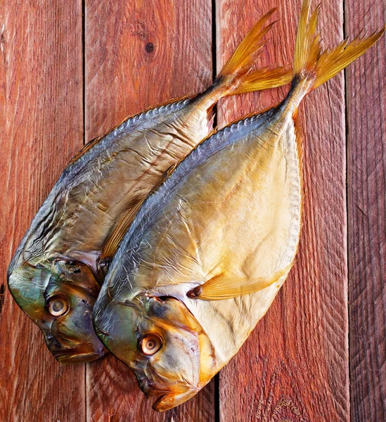 Pesce affumicato sul tavolo di legno — Foto Stock