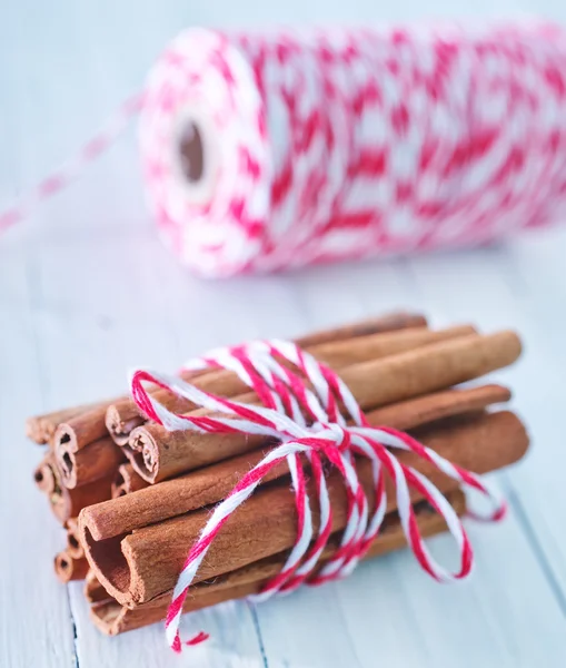 Cinnamon and color threads — Stock Photo, Image