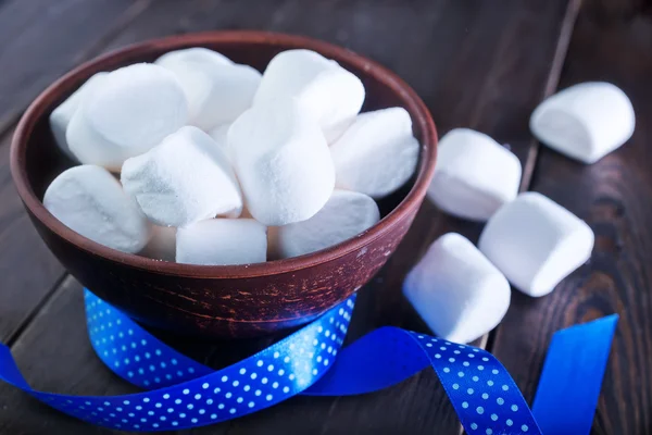 Marshmallows brancos na tigela — Fotografia de Stock