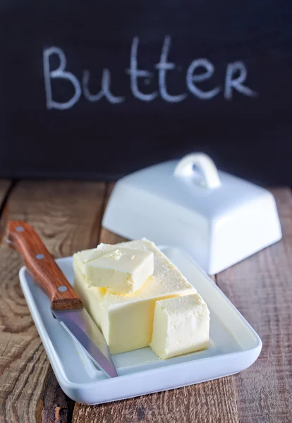 白い皿の上にバターします。 — ストック写真